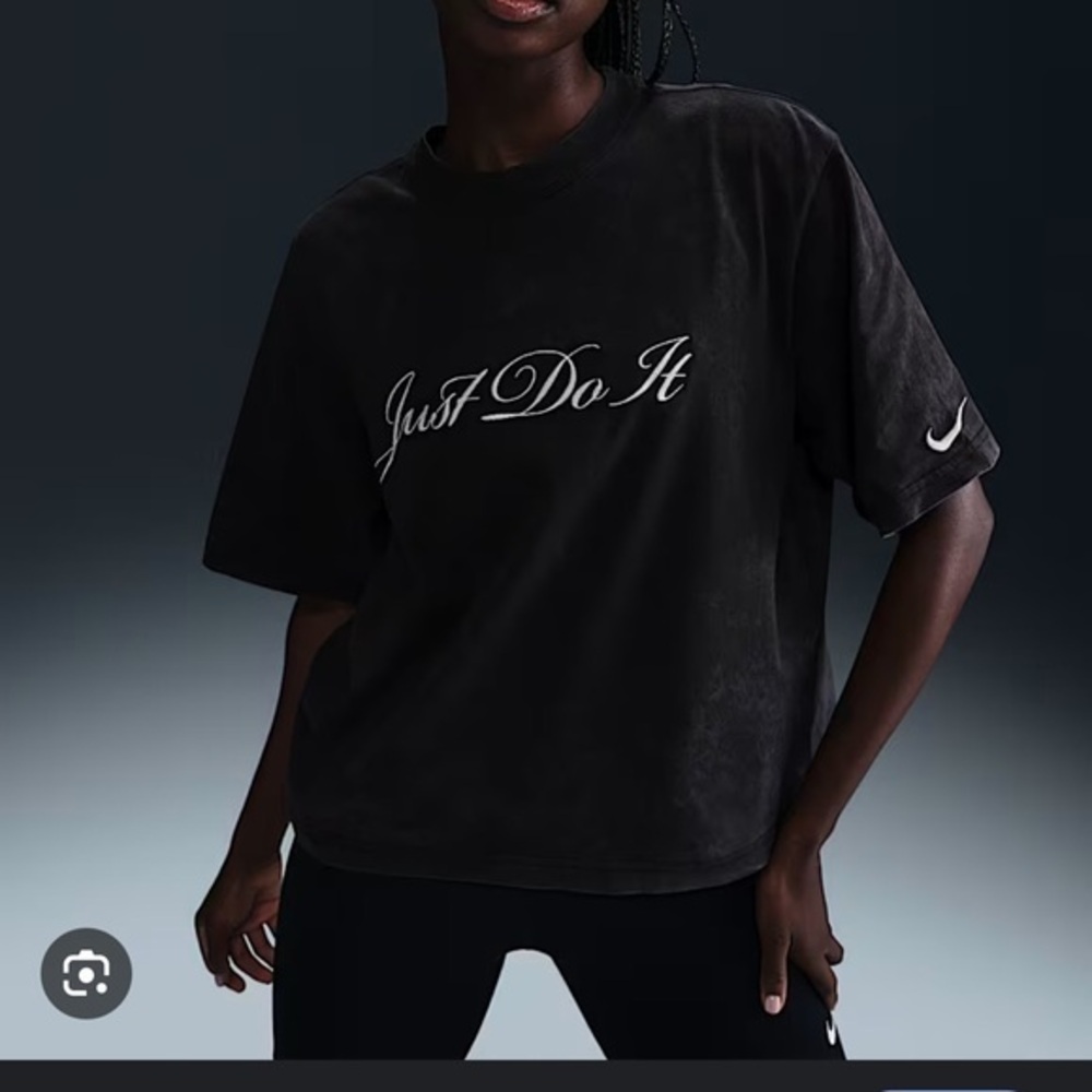 Nike woman’s NWT loose tee - medium